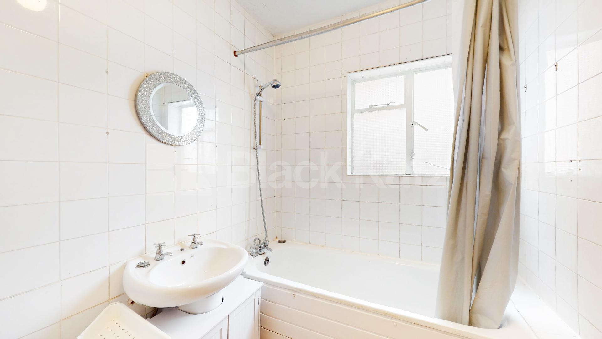 High ceilings, good storage space, modern kitchen & mins from tube Willoughby Road, Turnpike Lane